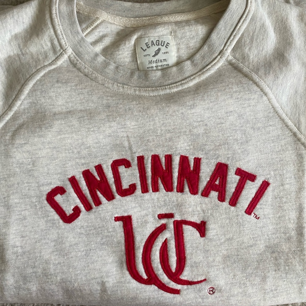 University of Cincinnati - Cincinnati Bearcats League sweatshirt, Medium